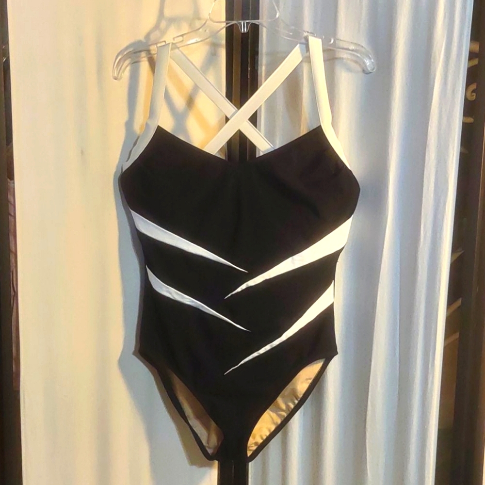 Carol Wíor cross strap tank suit